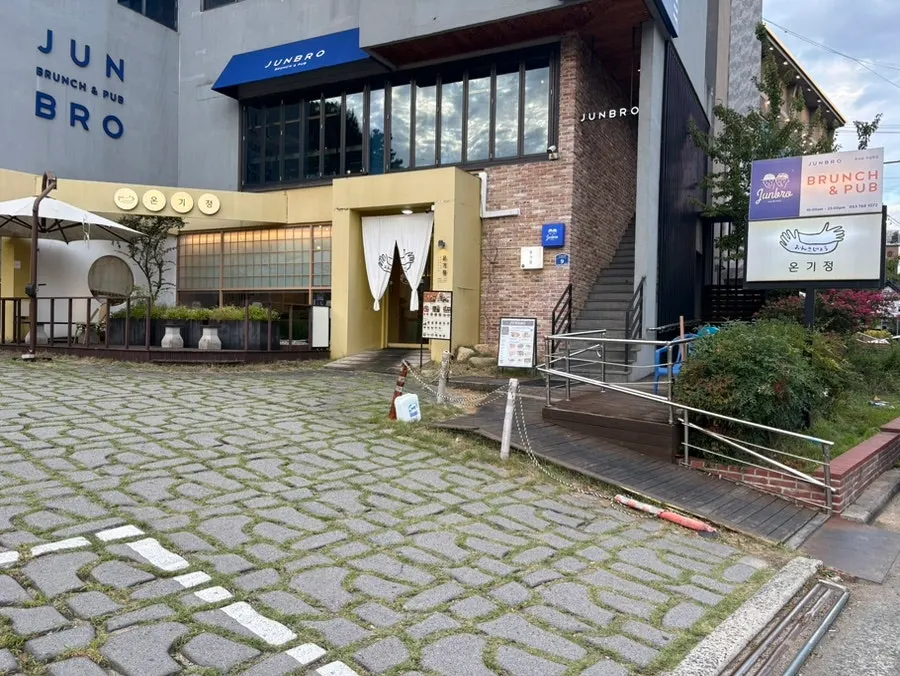 매장 앞 전용 주차장