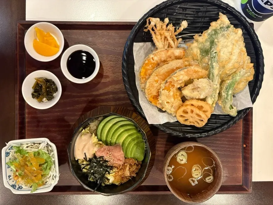 깔끔하게 차려진 일식 한상