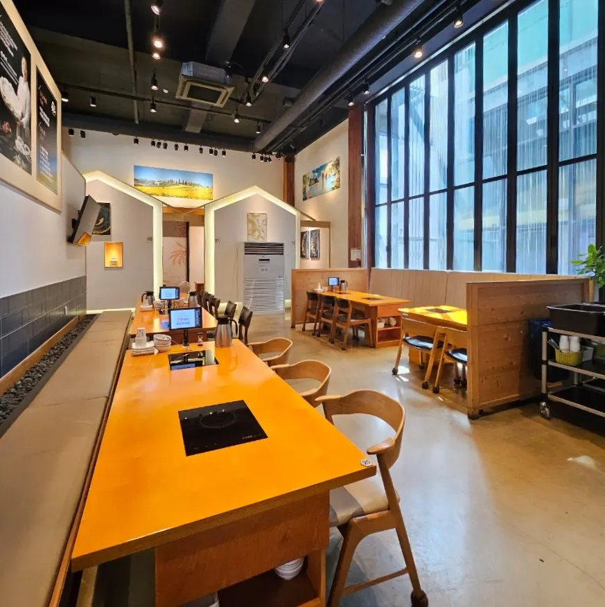Geumdeungeo dining room in the afternoon