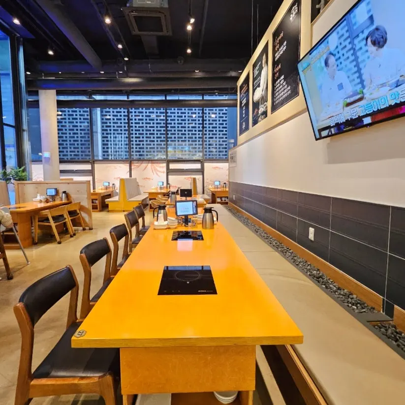 Geumdeungeo seating with diners
