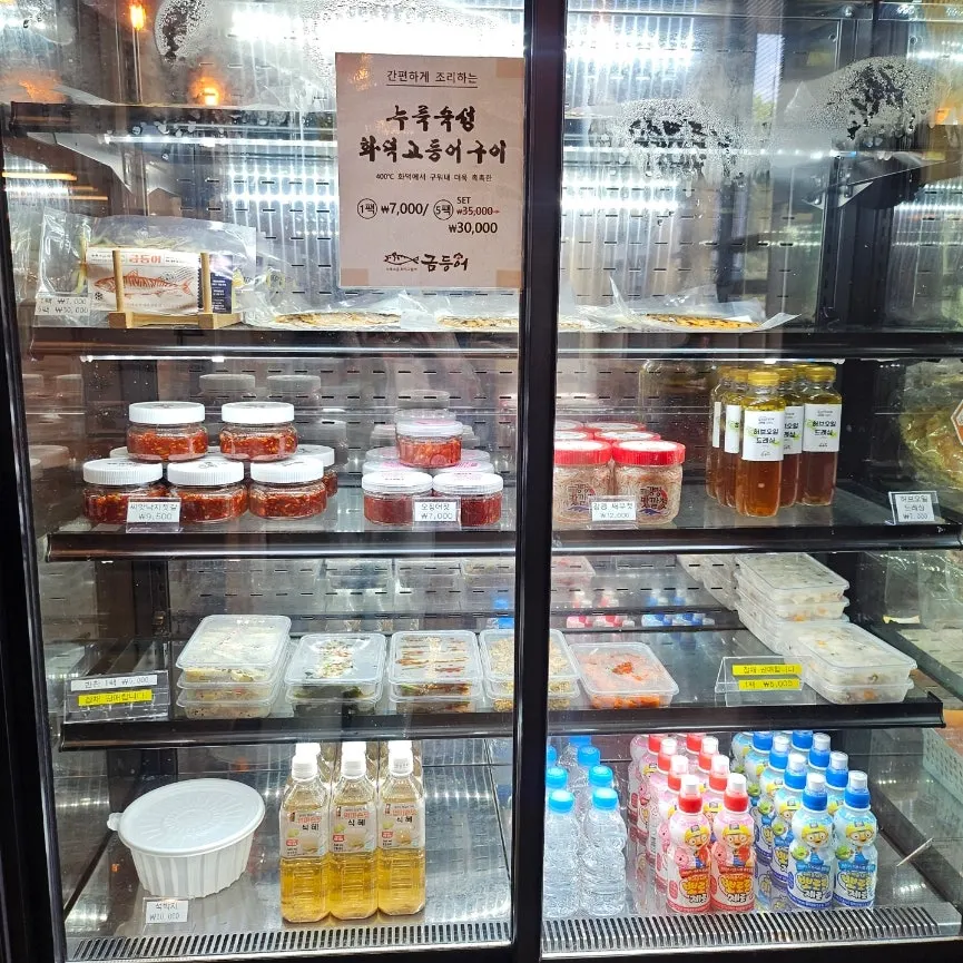 Self-bar for filling plates with seasonal side dishes