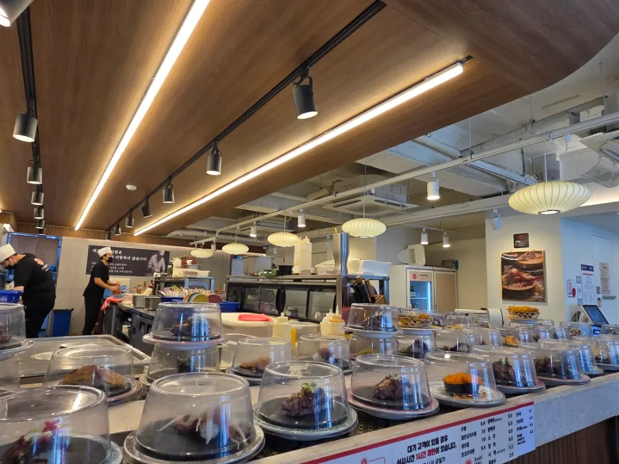 Horizontal photo of the atmosphere at Sushi Ian N Seolleung Station