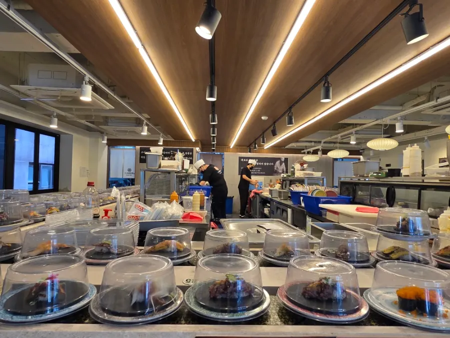 Seating layout inside Sushi Ian N Seolleung Station