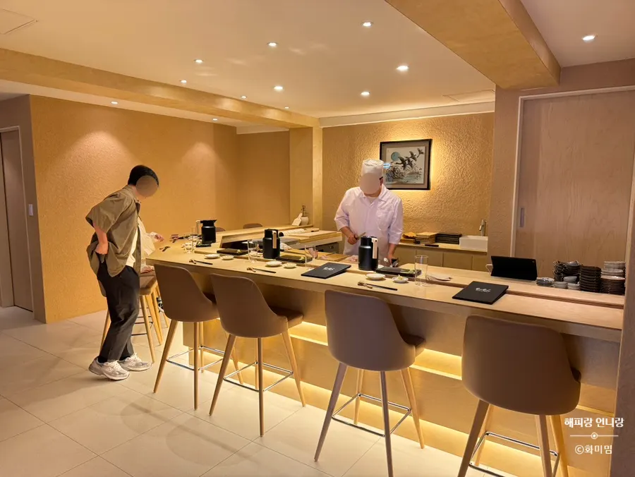 Wood-toned counter seats with indirect lighting
