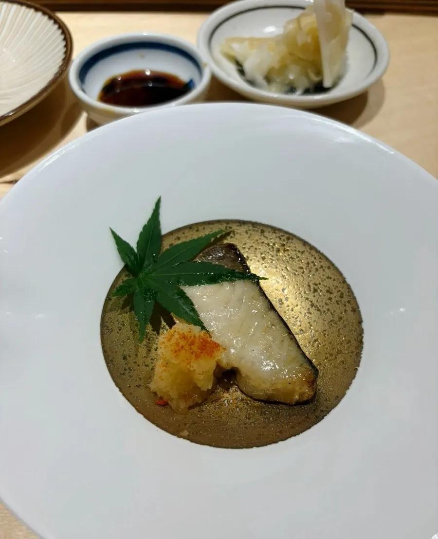 단풍잎 장식을 올린 삼치 유안야끼