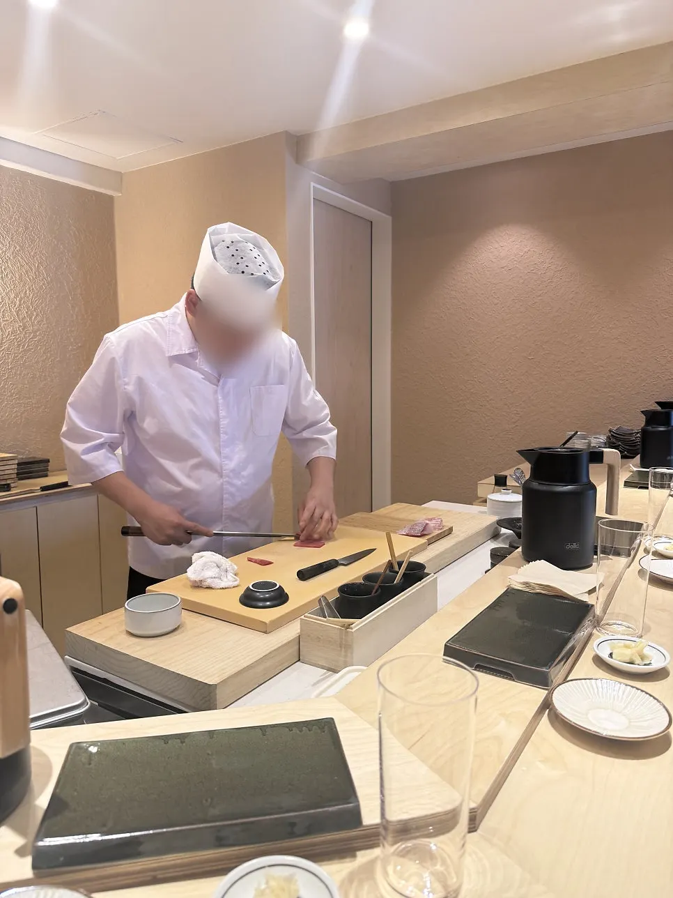 런치 코스 시작 전 스시히비 테이블