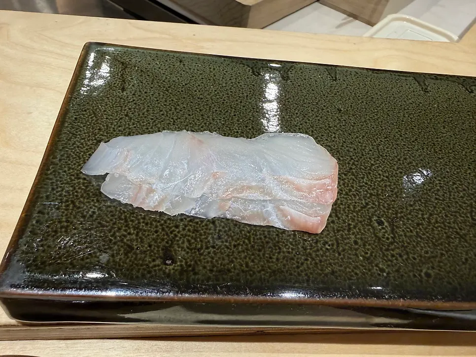 소금과 간장와사비를 곁들인 광어 사시미