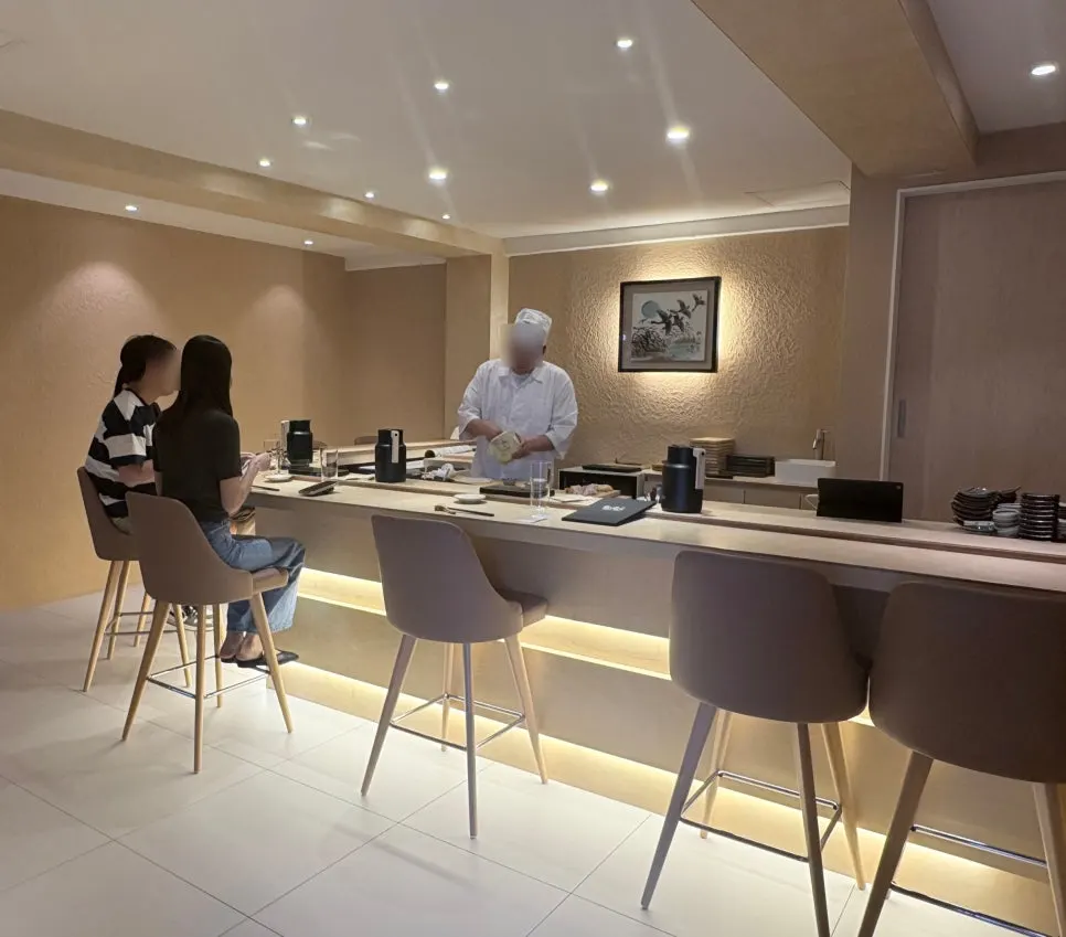 The cozy 8-seat counter