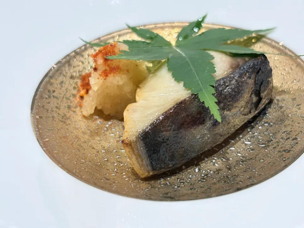 Golden grilled Spanish mackerel with sauce
