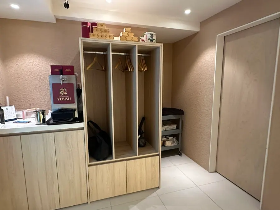 Left side of the entrance with a closet for coats and bags