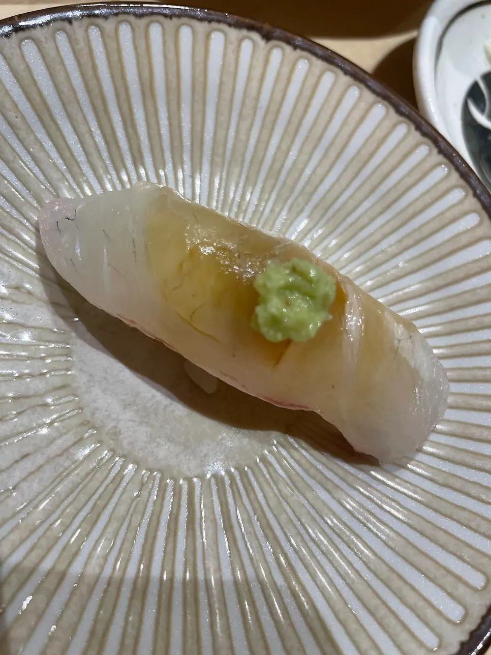 스시히비 숙성 생선 초밥 한 점