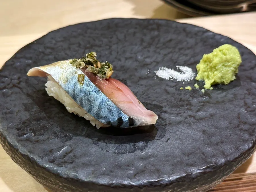 Soy sauce-marinated tuna loin sushi