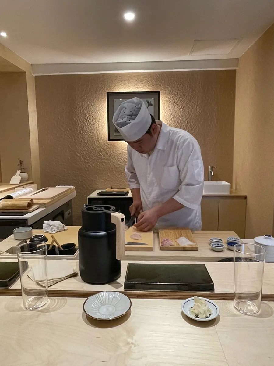 스시히비 카운터석과 코스 준비 모습