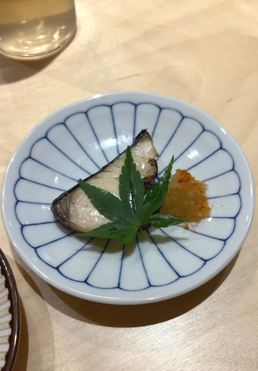 카운터에서 칼을 설명하는 셰프
