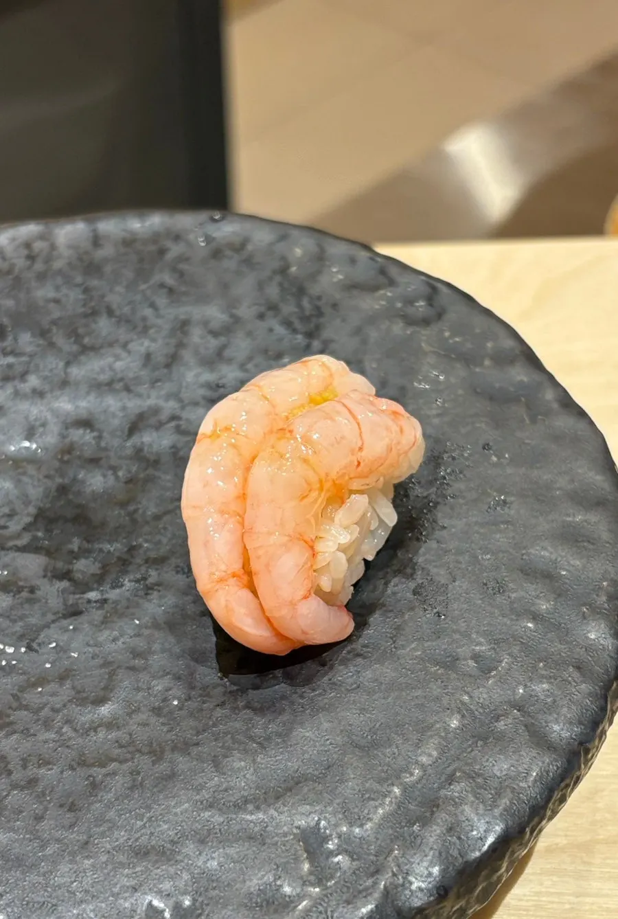 다진 실파소스를 올린 전갱이 초밥