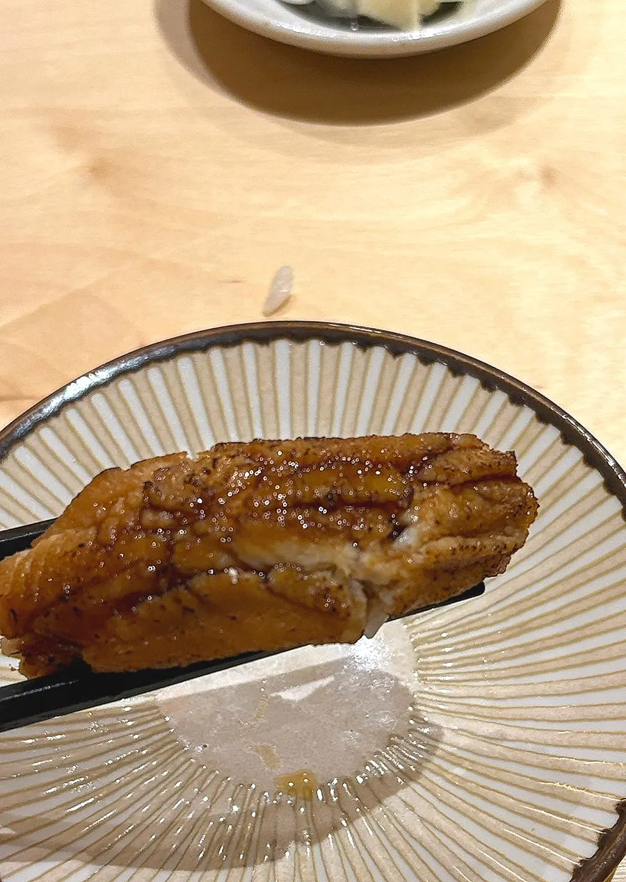 스시히비 카운터에 놓인 초밥 한 점