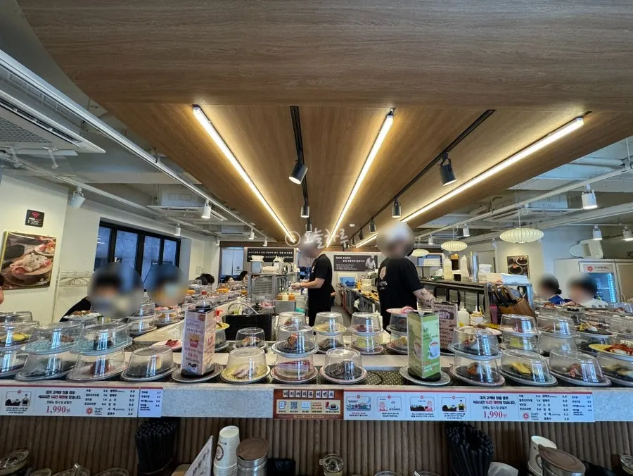 Interior of Sushi Ian N Seolleung Station