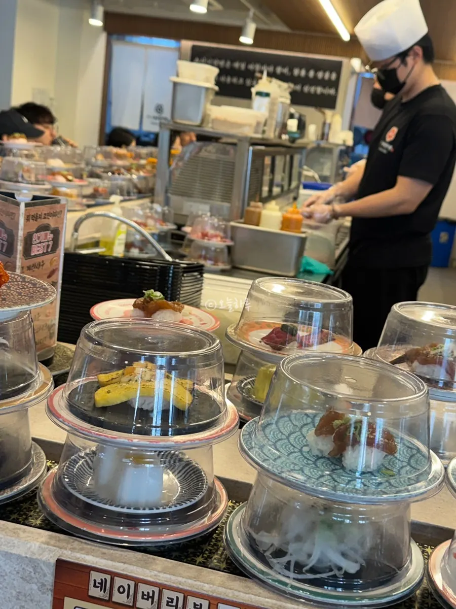 Seating along the conveyor-belt sushi rail