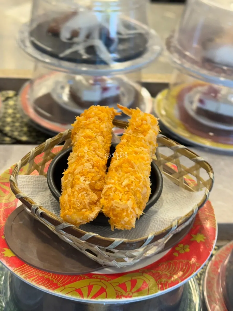 Shrimp sushi and egg sushi plates