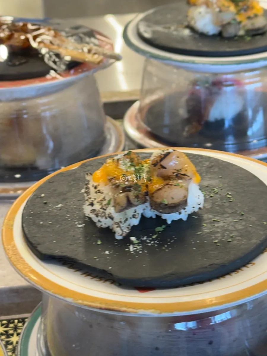 Yukhoe sushi and flying fish roe gunkan plates