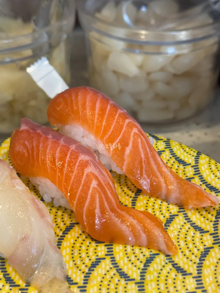 Mayo-based fusion sushi plate