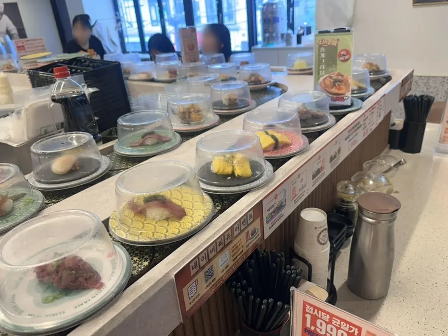 자리에 놓인 간장, 와사비, 초생강과 미소 장국