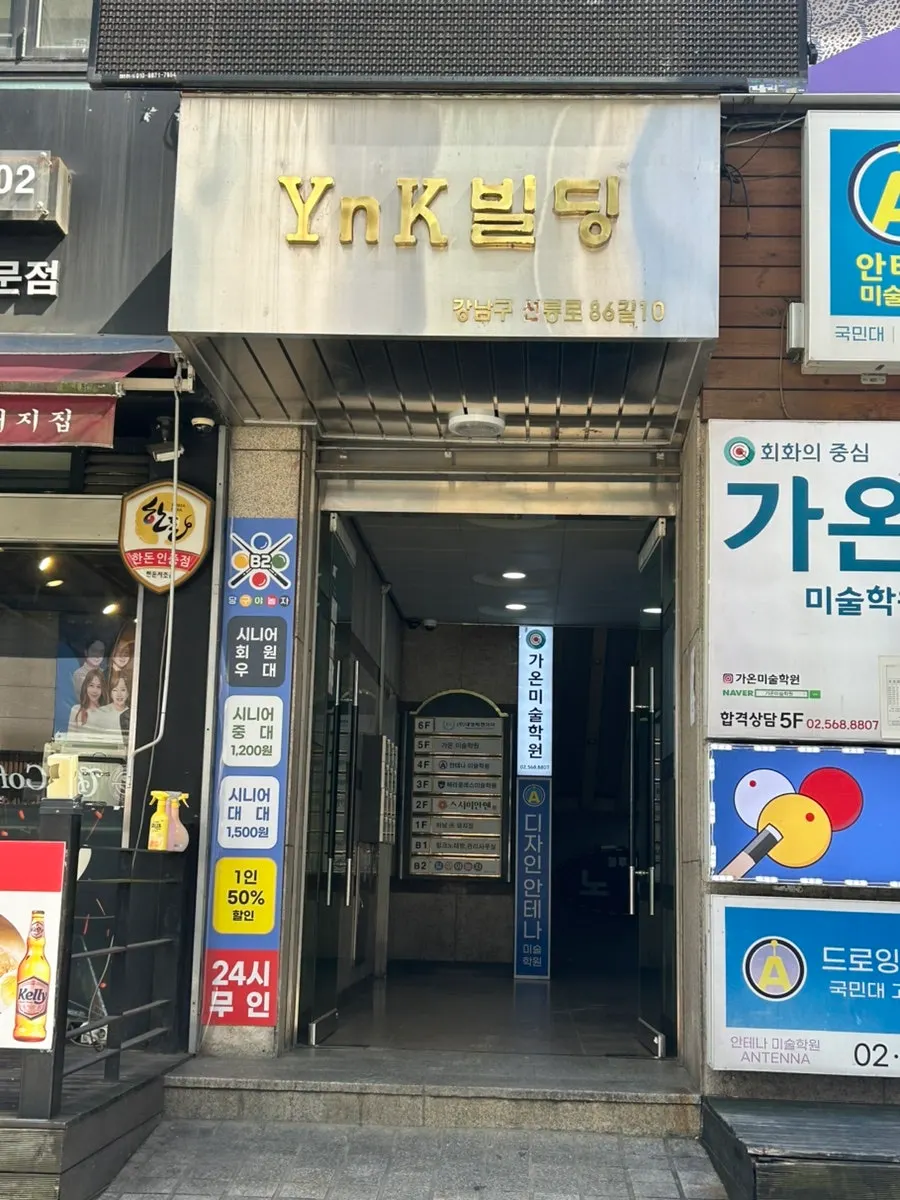 Building entrance and passage to the elevator