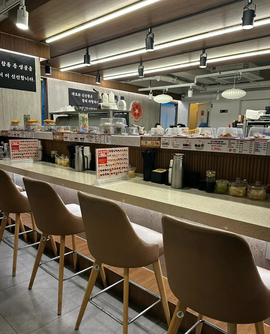 다찌석 위주로 정돈된 매장 내부