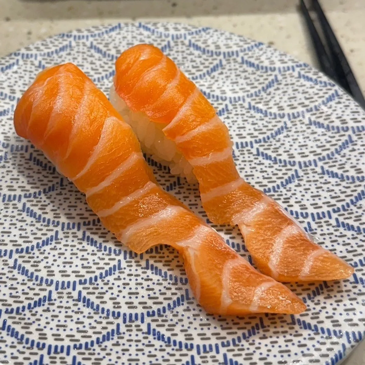 두툼한 연어초밥 한 접시