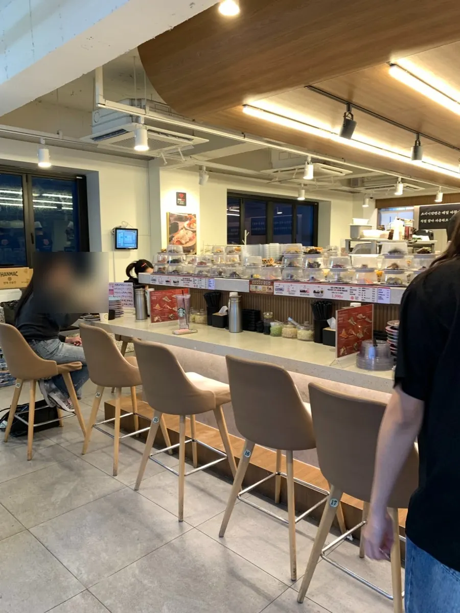 회전 레일을 따라 놓인 스시이안앤 바 좌석