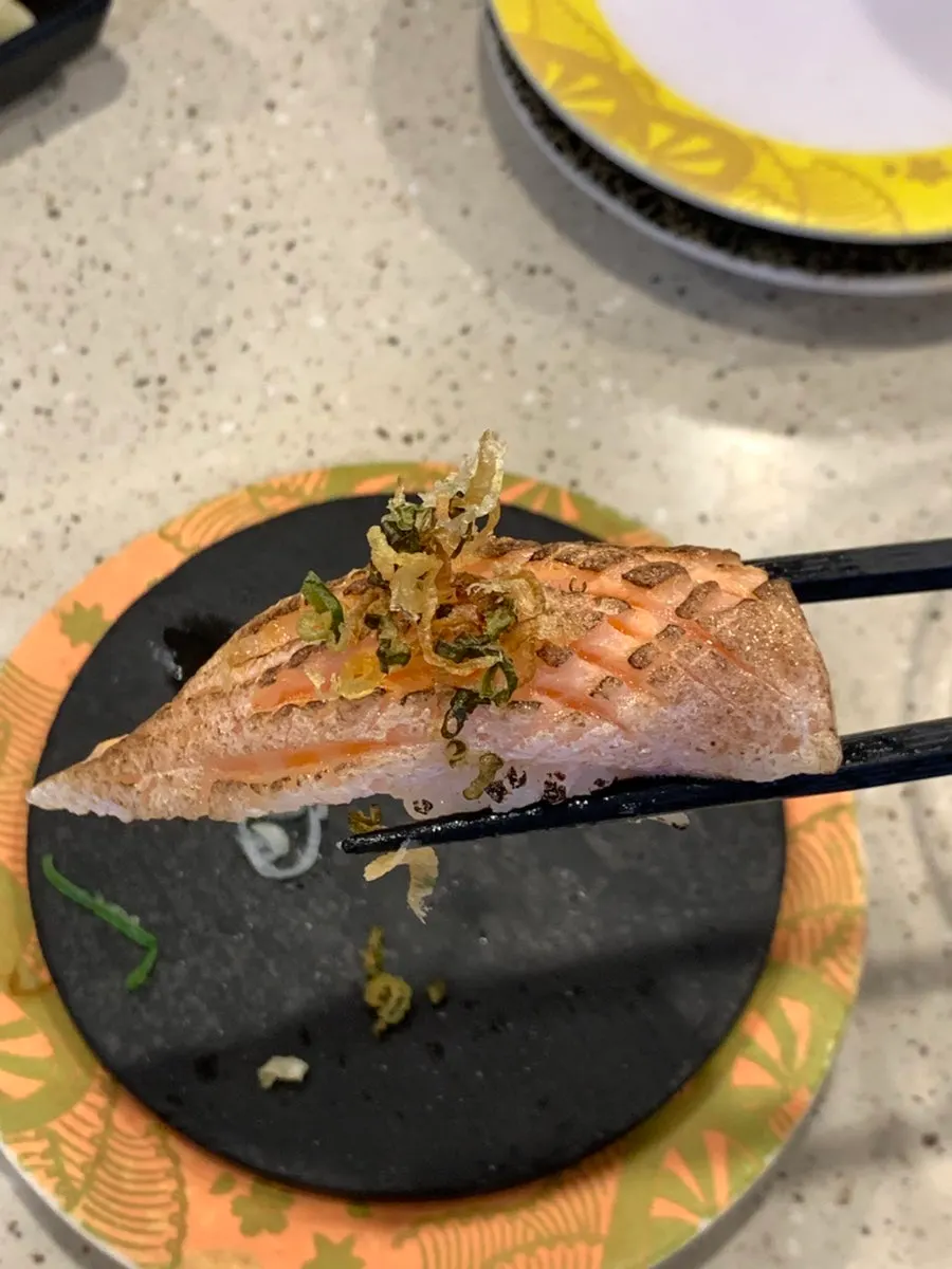 겉면을 살짝 익힌 참치후라카케타다끼초밥