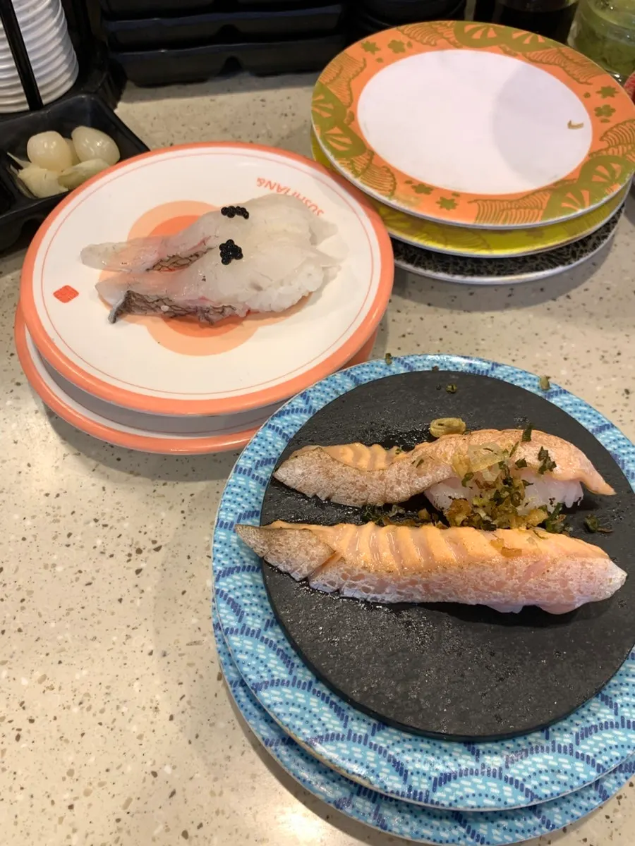 바삭한 파칩을 올린 연어토로파칩초밥