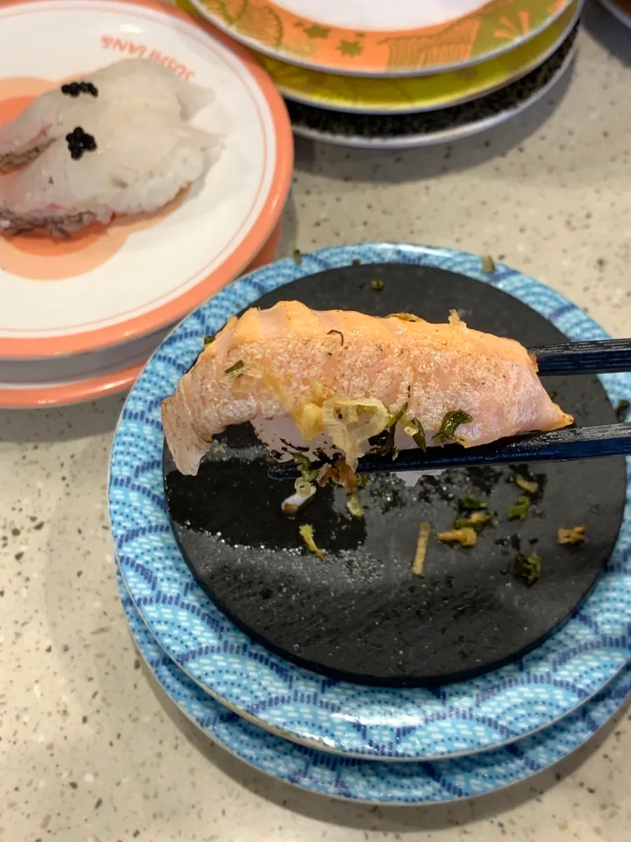 추가 주문한 연어토로파칩초밥과 참돔마츠카와캐비어초밥