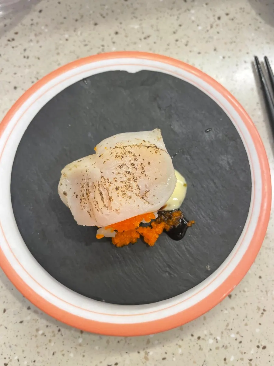 A plate of scallop and flying fish roe sushi
