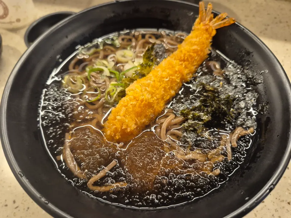 Chilled soba topped with fried shrimp