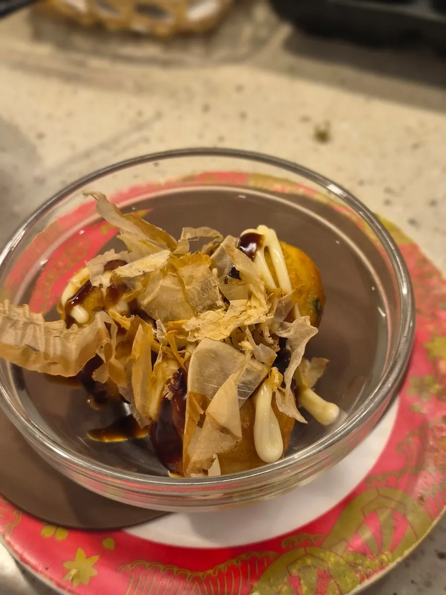 Ban-naengmomil served with shrimp tempura