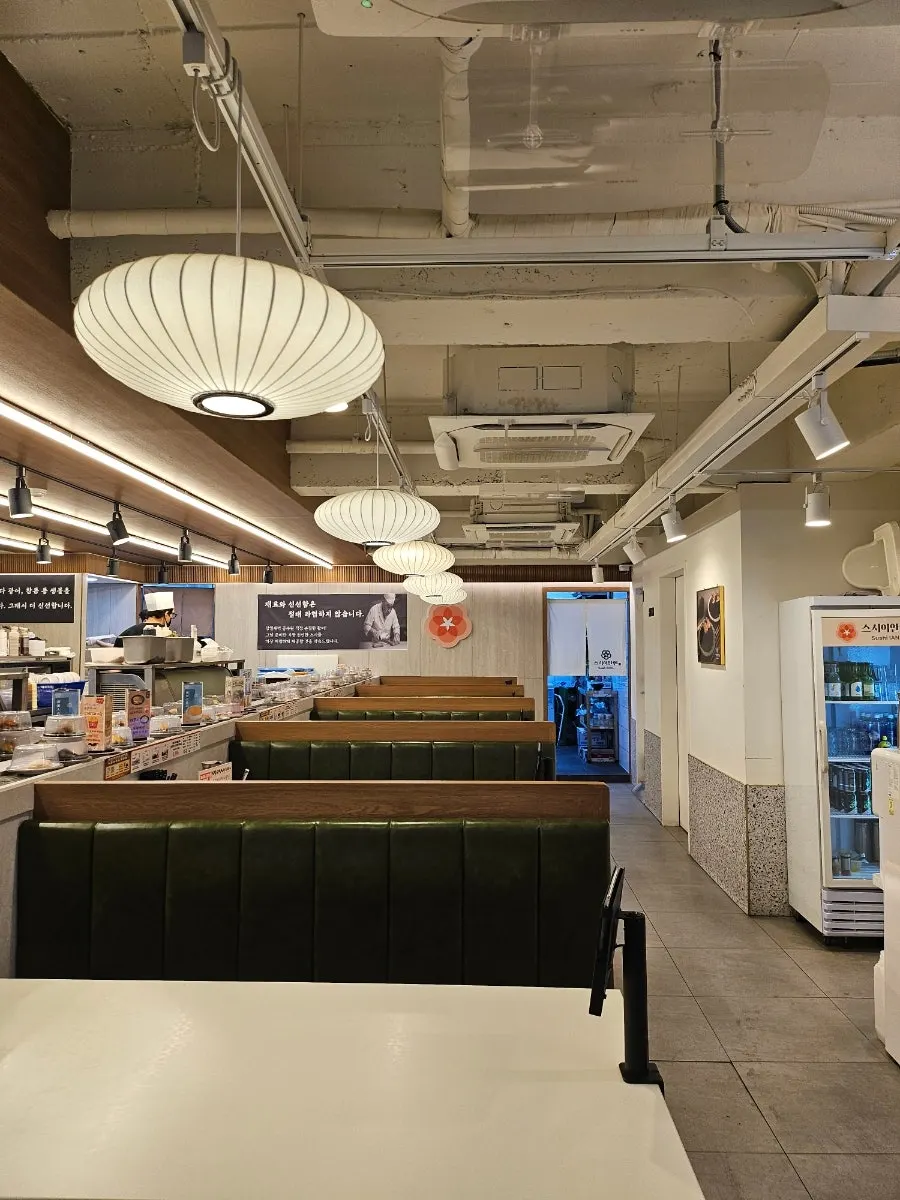 Sofa seating for groups at Sushi Ian N Seolleung Station