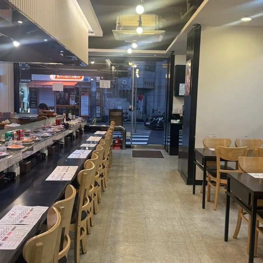 바테이블과 다인석이 있는 스시마이우 선릉역점 취식공간