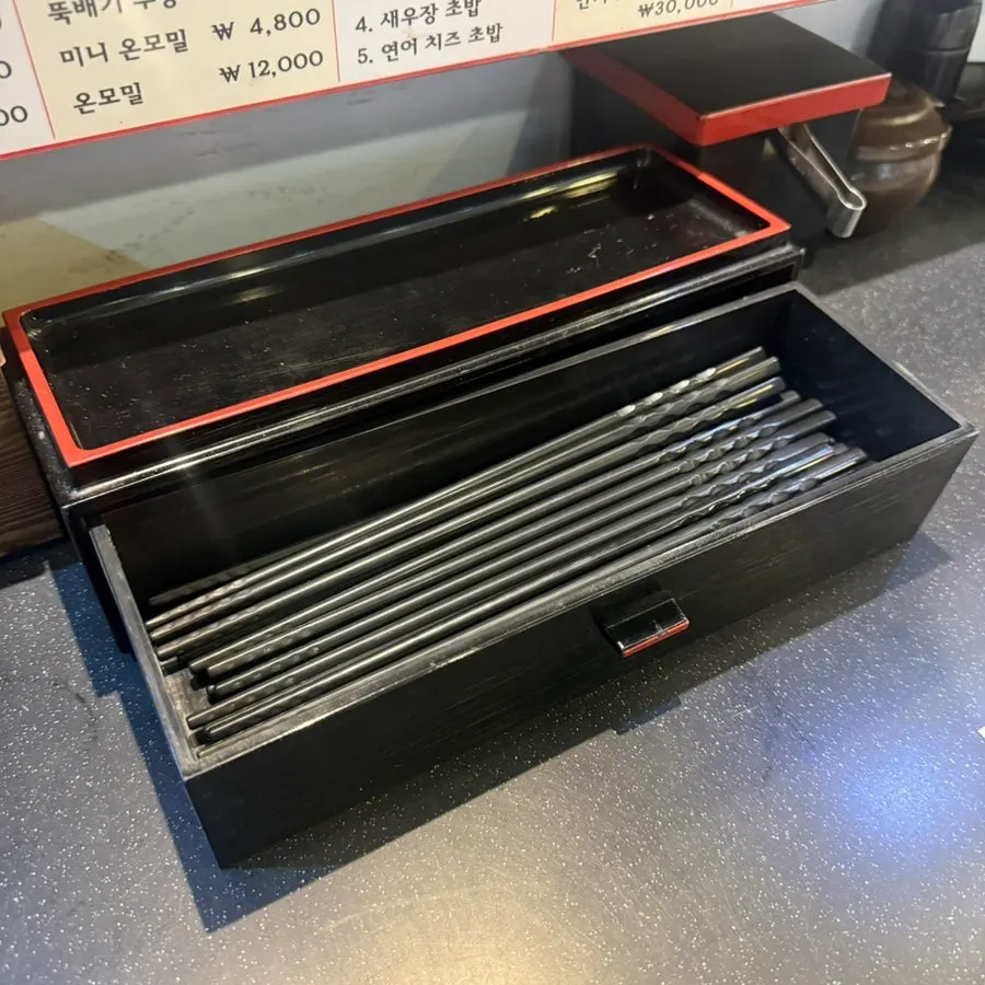 테이블에 놓인 수저와 간장, 락교