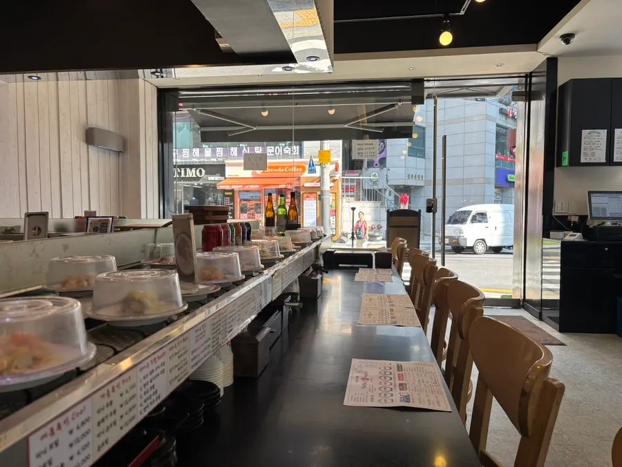 스시마이우 선릉역점 다찌석과 레일 전경