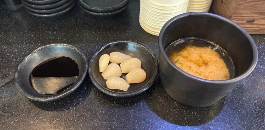 다찌석 자리에 놓인 초밥 접시와 젓가락