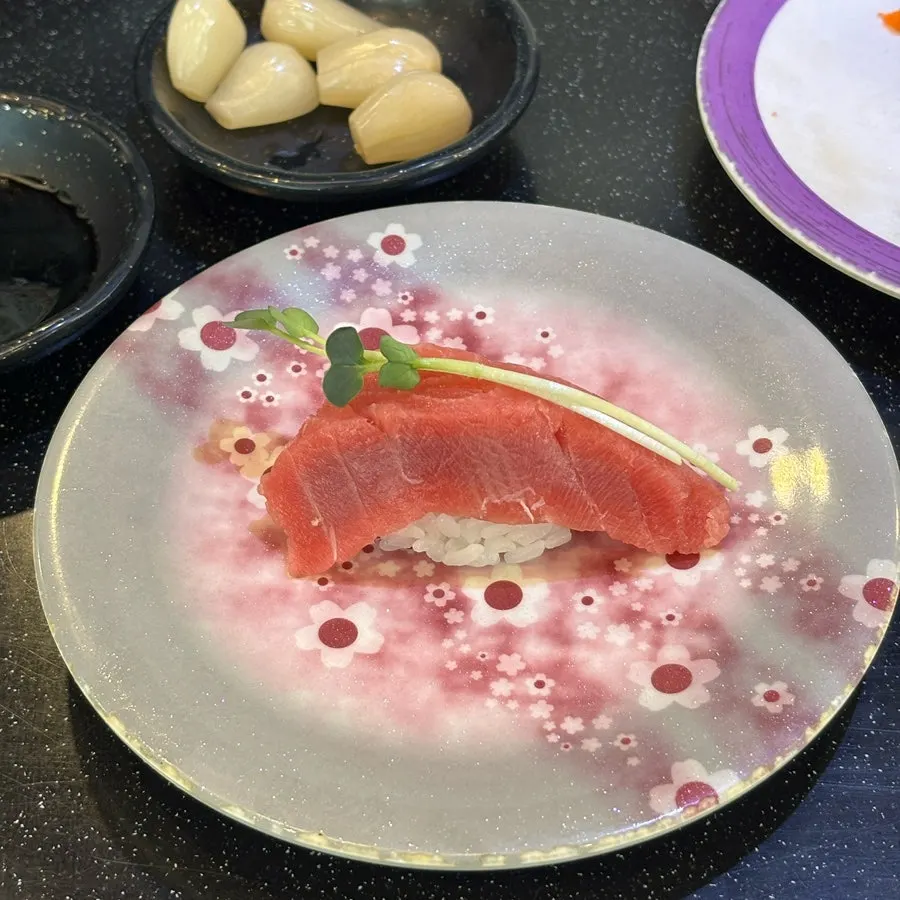 도톰하게 올라간 참치 뱃살 초밥
