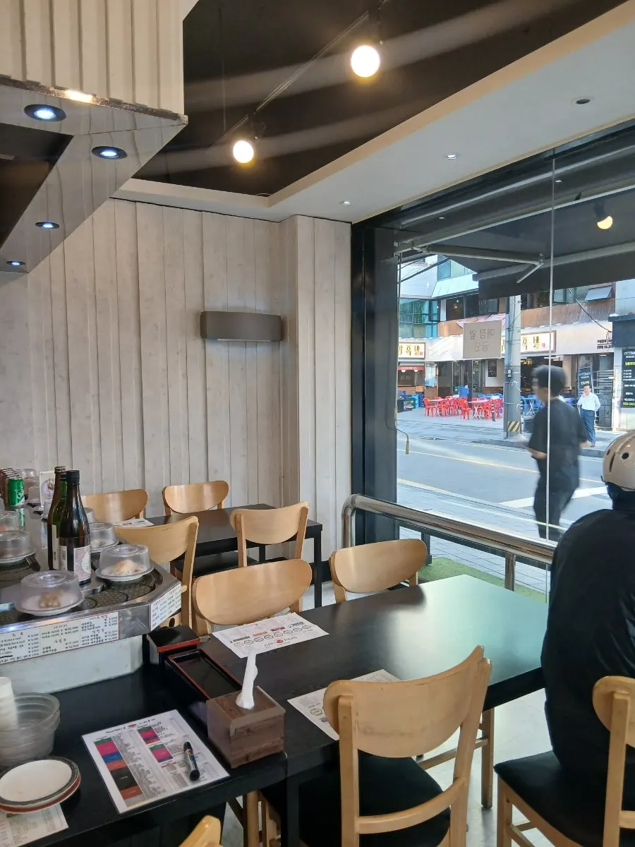 초밥 레일 앞 긴 다찌석