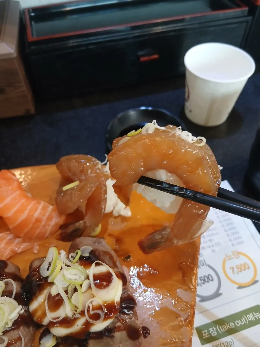밥 위에 큼직하게 올라간 새우장 초밥