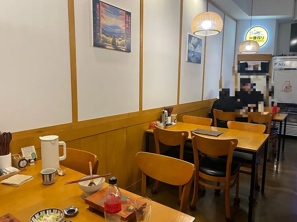 스시나루 매장 내부 다찌석