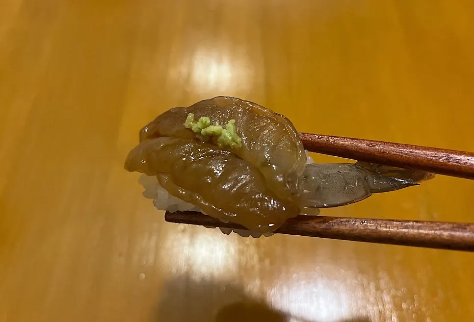 간이 배어 있는 간장새우 초밥
