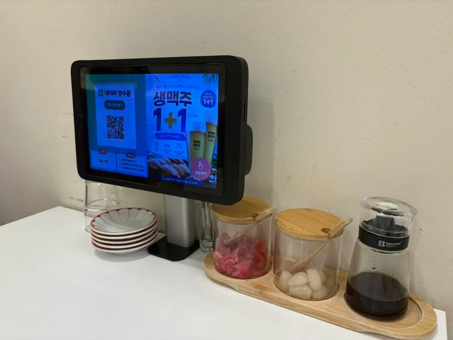 The tidy area around the sushi counter