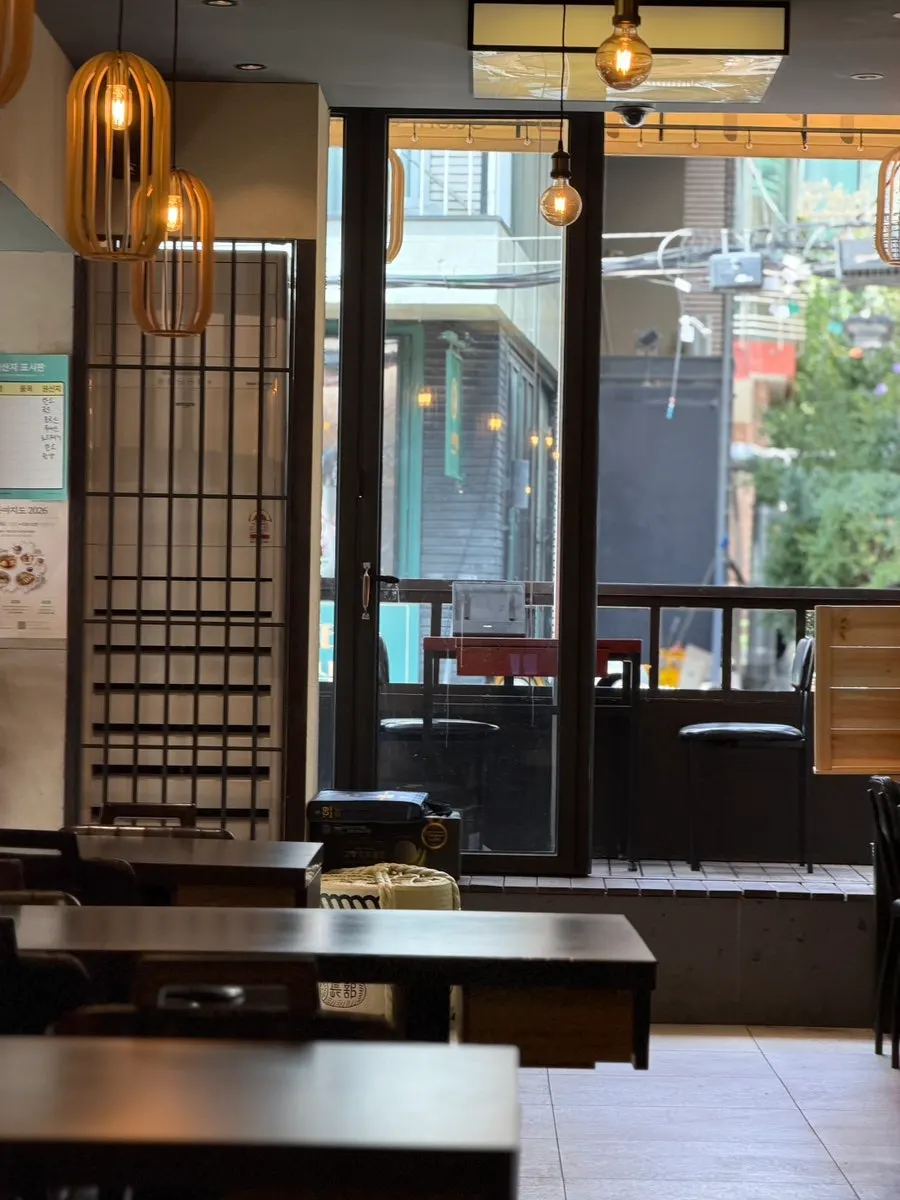 Widely spaced 4-person tables