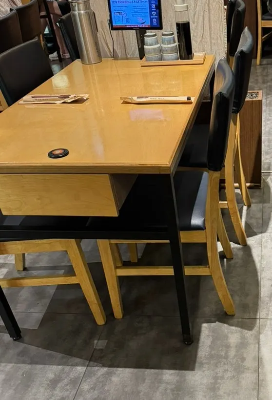 스시도쿠 더송도 매장 안쪽 테이블 전경