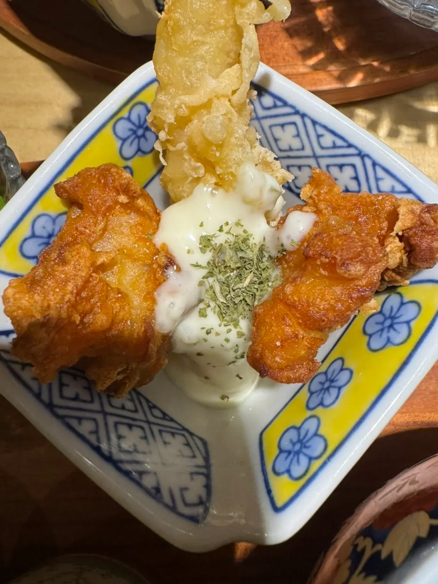 부드러운 소스가 올라간 가라아게